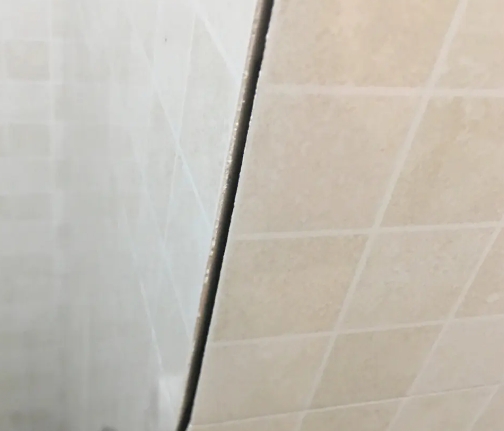 宜都瓷砖空鼓维修公司分享阳台瓷砖脱落的修复过程可以分为以下几个步骤