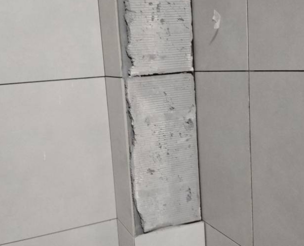 宜都瓷砖空鼓维修公司分享下瓷砖施工前基层浇水润湿程度不足，可能导致以下问题
